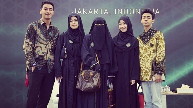 Potret Keluarga Umi Pipik di Kajian Habib Umar (Instagram/@_ummi_pipik_)