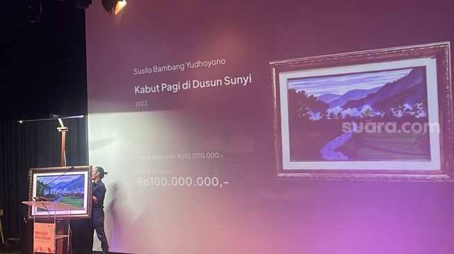 Lukisan karya Presiden ke-6 RI Susilo Bambang Yudhoyono (SBY) laku lebih dari setengah miliar dalam acara lelang di TIM, Jakarta Pusat, Kamis (24/8/2023). (Suara.com/Novian)