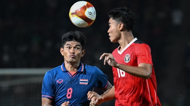 Bek Timnas Indonesia U-23, Muhammad Ferarri (kanan) tampil di laga kontra Thailand U-23. [MOHD RASFAN / AFP]