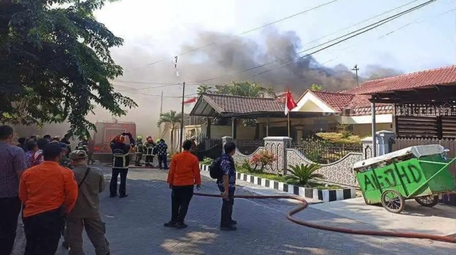 BREAKING NEWS: Gudang Sepatu di Jemursari Surabaya Terbakar, Api Langsung Membesar