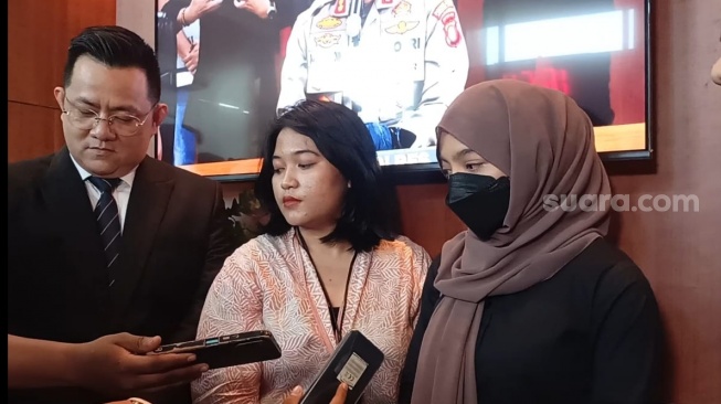 Oklin Fia didampingi pengacaranya usai diperiksa di Polres Metro Jakarta Pusat pada Kamis (24/8/2023) [Suara.com/Rena Pangesti]