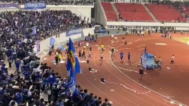 Oknum Suporter PSIS Semarang vs Persib Bandung Ricuh saat Laga di Stadion Jatidiri Semarang