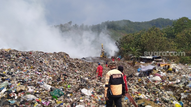 6 Hari Kebakaran di TPA Sarimuki Belum Padam: Warga Dikepung Asap, Sampah Menumpuk di Kota Cimahi