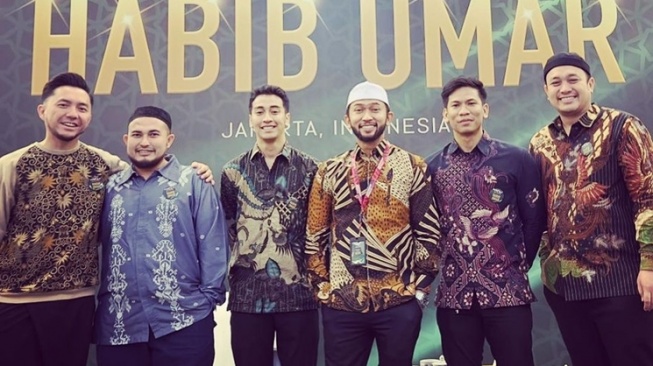 Potret Keluarga Umi Pipik di Kajian Habib Umar (Instagram/@_ummi_pipik_)