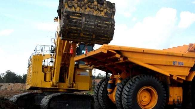 Pengoperasian hybrid dump truck untuk mengurangi emisi karbon. (Dok: Bukit Asam)