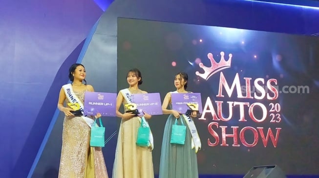 Winda Erica Ling dari Astra Financial, platinum sponsor GIIAS 023, bersama Runner Up 1 dan Miss Favourite, di ajang Miss Auto Show GIIAS 2023 [Suara.com/CNR ukirsari].