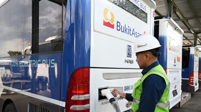 Kurangi Emisi Karbon, PTBA Operasikan Hybrid Dump Truck hingga Bus Listrik