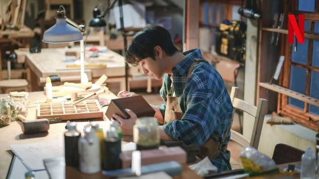 Potret Ahn Hyo Seop di A Time Called You (Instagram/@netflixkcontent)