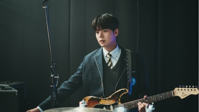 Jadi Gitaris Band, Ryeoun Lakoni Peran Ganda dalam Drama Korea 'Twinkling Watermelon'