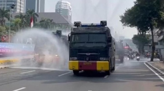 Viral Polisi Kurangi Polusi Pakai Water Cannon, Warganet Geleng-geleng: Teori Darimana?