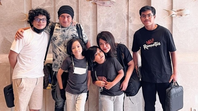  Artis Jadi Ayah Sambung (Instagram/@winatalia)