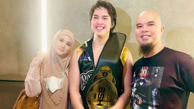 El Rumi bersama Ahmad Dhani dan Mulan Jameela. [Instagram]