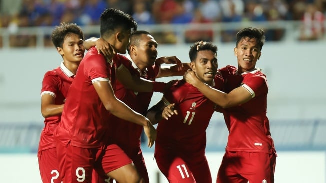 Pemain Timnas Indonesia U-23, Jeam Kelly Sroyer (kedua dari kanan( melakukan selebrasi bersama rekan-rekannya setelah mencetak gol pembuka tim kontra Thailand dalam laga semifinal Piala AFF U-23 2023 di Province Rayong Stadium, Rayong, Thailand, Kamis (24/8/2023) malam WIB. [Twitter/@TimnasIndonesia]