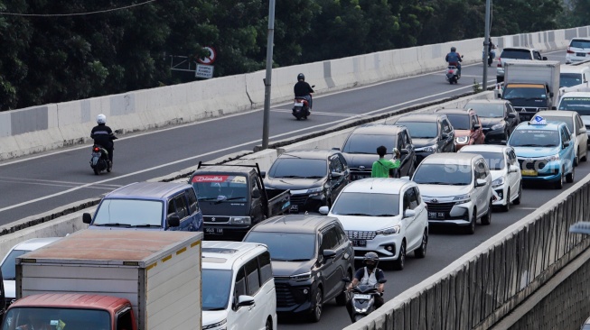 Pemotor melintas jalan layang non tol (JLNT) Casablanca, Jakarta Selatan, Jumat (25/8/2023). [Suara.com/Alfian Winanto]