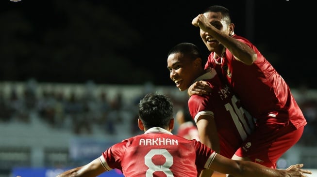 Pemain Timnas Indonesia U-23, Frengky Missa (kanan) dan Arkhan Fikri melakukan selebrasi bersama pencetak gol Muhammad Ferarri (tengah) dalam laga semifinal Piala AFF U-23 2023 di Province Rayong Stadium, Rayong, Thailand, Kamis (24/8/2023) malam WIB. [Twitter/@TimnasIndonesia]