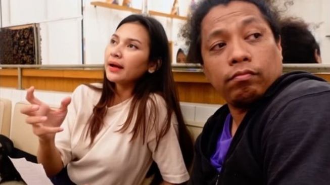 Potret Indah Permatasari Belanja Bareng Mertua (YouTube/@Indah Permatasari)