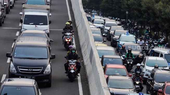 Pemotor melintas jalan layang non tol (JLNT) Casablanca, Jakarta Selatan, Jumat (25/8/2023). [Suara.com/Alfian Winanto]