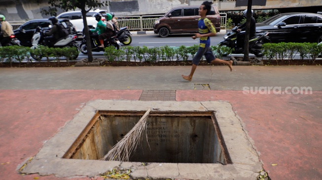 Duh Bahaya, Ada Lubang Sedalam 2,5 Meter di Trotoar Jalan Casablanca