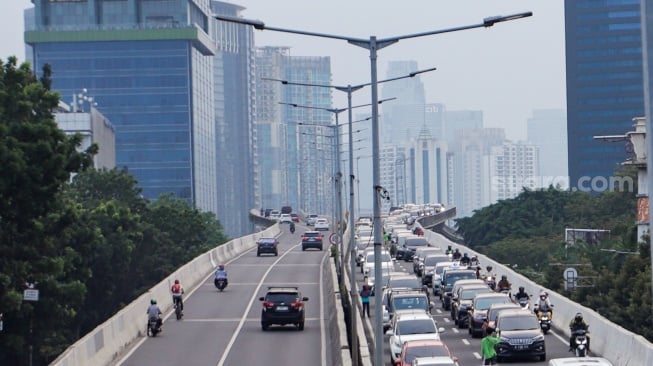 Pemotor melintas jalan layang non tol (JLNT) Casablanca, Jakarta Selatan, Jumat (25/8/2023). [Suara.com/Alfian Winanto]