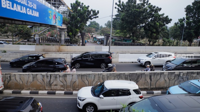 Pemotor melintas jalan layang non tol (JLNT) Casablanca, Jakarta Selatan, Jumat (25/8/2023). [Suara.com/Alfian Winanto]