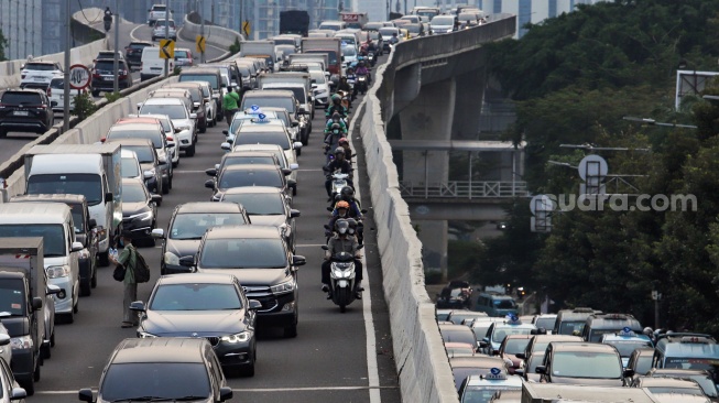 Pemotor melintas jalan layang non tol (JLNT) Casablanca, Jakarta Selatan, Jumat (25/8/2023). [Suara.com/Alfian Winanto]