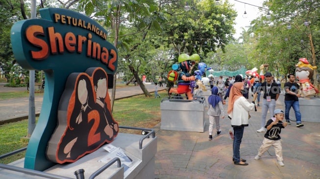 Pengunjung melihat sejumlah karya yang dipamerkan pada Festival Karakter Kekayaan Intelektual (FKKI) di Taman Monas Sisi Selatan, Jakarta, Sabtu (26/8/2023). [Suara.com/Alfian Winanto]