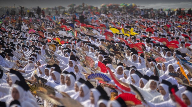 Ribuan pelajar menarikan tarian montro saat pemecahan rekor Musium Rekor Indonesia (MURI) tari montro dengan jumlah penari terbanyak di Pantai Parangkusumo, Bantul, D.I Yogyakarta, Sabtu (26/8/2023). [ANTARA FOTO/Andreas Fitri Atmoko/tom]