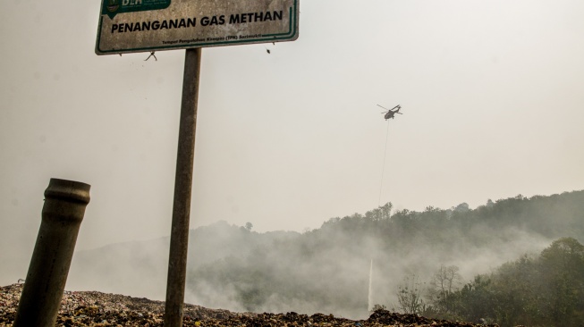 Tim BNPB mengoperasikan helikopter untuk melakukan water bombing pemadaman kebakaran Tempat Pembuangan Akhir (TPA) Sarimukti di Kabupaten Bandung Barat, Jawa Barat, Sabtu (26/8/2023). [ANTARA FOTO/Novrian Arbi/hp]
