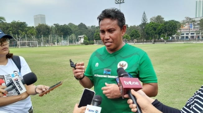 Pelatih tim nasional sepak bola U-17 Indonesia Bima Sakti seusai memimpin latihan di Lapangan A komplek Stadion Gelora Bung Karno, Jakarta, Sabtu (26/08/2023). (ANTARA/FAJAR SATRIYO)