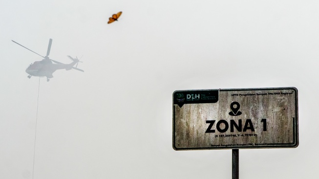 Tim BNPB mengoperasikan helikopter untuk melakukan water bombing pemadaman kebakaran Tempat Pembuangan Akhir (TPA) Sarimukti di Kabupaten Bandung Barat, Jawa Barat, Sabtu (26/8/2023). [ANTARA FOTO/Novrian Arbi/hp]
