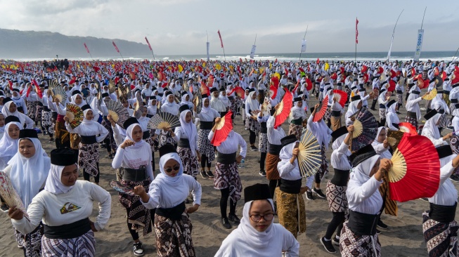 Ribuan pelajar menarikan tarian montro saat pemecahan rekor Musium Rekor Indonesia (MURI) tari montro dengan jumlah penari terbanyak di Pantai Parangkusumo, Bantul, D.I Yogyakarta, Sabtu (26/8/2023). [ANTARA FOTO/Andreas Fitri Atmoko/tom]