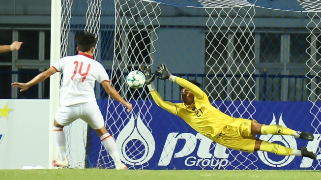 Kiper Timnas U-23 Indonesia Ernando Ari menggagalkan tendangan penalti striker Vietnam U-23 Nguyen Quoc Viet pada final Piala AFF U-23 2023 di Stadion Provinsi Rayong, Thailand, Sabtu (26/8/2023) sore WIB . [Dok. Twitter/@TimnasIndonesia]