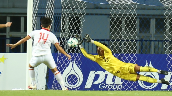 Kiper Timnas Indonesia U-23, Ernando Ari menggagalkan tendangan penalti striker Vietnam U-23, Nguyen Quoc Viet dalam laga final Piala AFF U-23 2023 di di Rayong Province Stadium, Thailand, Sabtu (26/8/2023) malam WIB. [Dok. Twitter/@TimnasIndonesia]