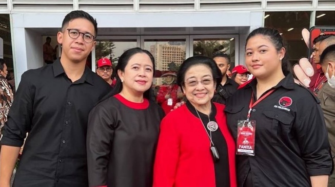 Diah Pikatan Orissa alias Pinka Hapsari (paling kanan) bersama sang mama, Puan Maharani serta neneknya, Megawati Soekarnoputri (Instagram/@puanmaharani)