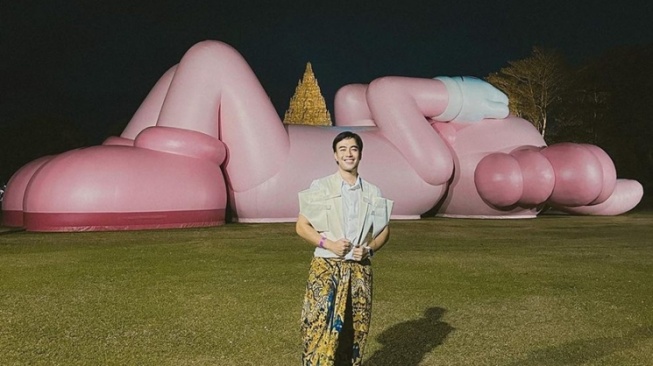 Seleb Foto Bareng Ikon KAWS: Holiday Indonesia (Instagram/@vidialdiano)