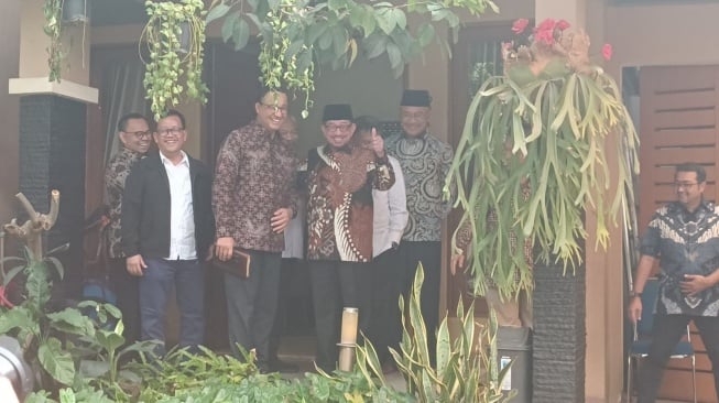 Bakal calon presiden Anies Baswedan menyambangi kediaman Ketua Majelis Syura PKS Salim Segaf Al-Jufri di Pejaten, Pasar Minggu, Jakarta Selatan pada Sabtu (26/8/2023) pagi. [Suara.com/Yaumal]