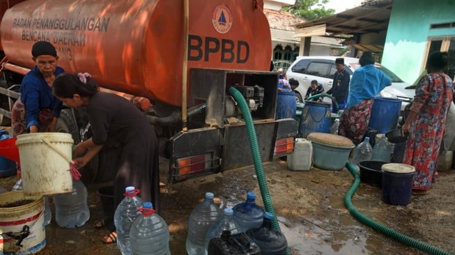 Warga terdampak kekeringan mengambil air bersih dari mobil tangki milik Badan Penanggulangan Bencana Daerah (BPBD) Kota Serang di Kampung Kacacang, Sawahluhur, Serang, Banten, Sabtu (26/8/2023). [ANTARA FOTO/Asep Fathulrahman/tom]