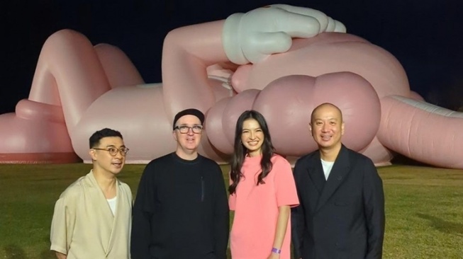 Seleb Foto Bareng Ikon KAWS: Holiday Indonesia (Instagram/@ralineshah)