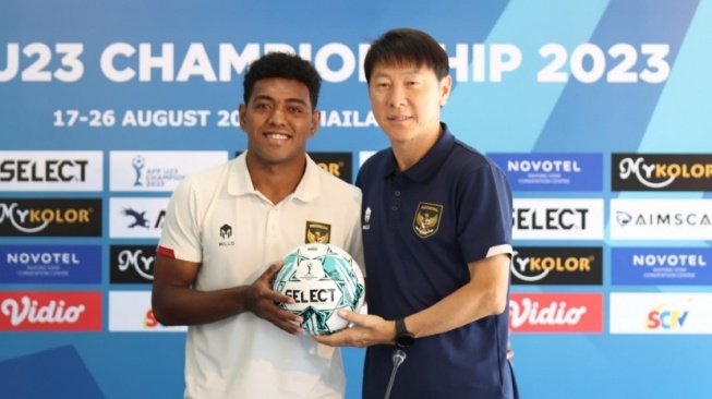 Pelatih Timnas Indonesia Shin Tae-yong dan winger Jeam Kelly Sroyer hadiri jumpa pers jelang final Piala AFF U-23 2023. [Foto: PSSI]