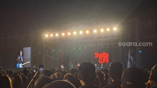 Penampilan Sheila on 7 di panggung Merona Fest 2023, Sabtu (26/8/2023). (Suara.com/Hayuning Ratri Hapsari)