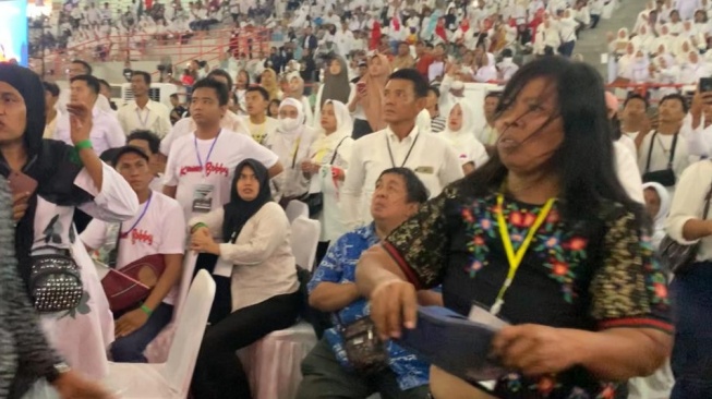 Wanita Ngamuk Siram Air dan Lempar Sandal Saat Jokowi Hadiri Acara Bobby, Paspampres: Jangan Video!