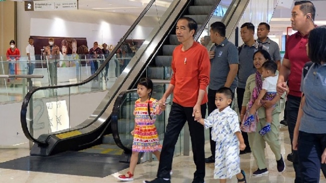 Potret Jokowi Ajak Cucu Jalan-jalan ke Mal di Medan, Adek Al yang Baru Ultah Juga Ikut