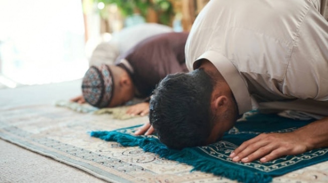 Bacaan Sholat Jumat Lengkap dari Awal Sampai Akhir: Arab, Latin dan Terjemahan