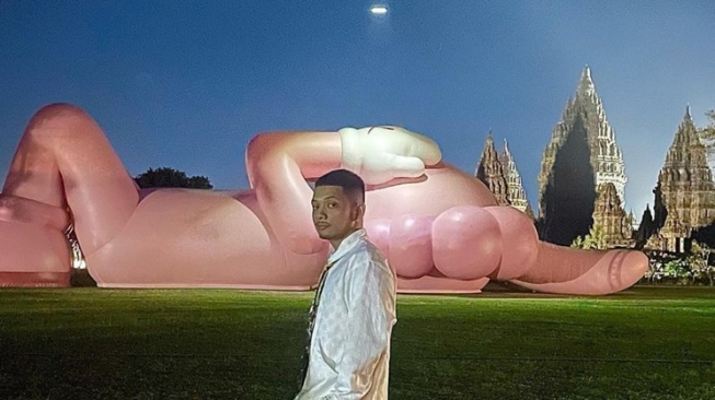 Seleb Foto Bareng Ikon KAWS: Holiday Indonesia (Instagram/@bas.boi)