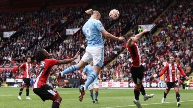 Striker Manchester City Erling Haaland mencetak gol pembuka lewat sundulannya pada pertandingan sepak bola Liga Premier Inggris antara Sheffield United dan Manchester City di Bramall Lane di Sheffield, Inggris utara pada 27 Agustus 2023.Darren Staples/AFP