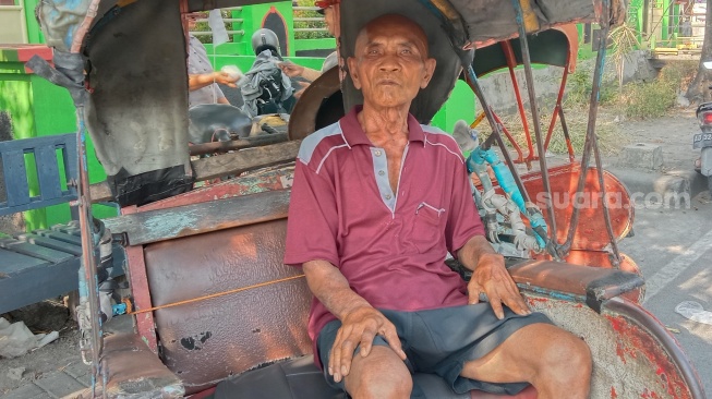 Kisah Pilu Tukang Becak di Solo Kena Prank: Kaget Baru Tidur Dibangunkan Orang, Ternyata Diberi Amplop Isi Kertas