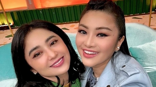 9 Adu Gaya Dewi Perssik dan Fitri Carlina, Pedangdut yang Sama-sama Punya Pasangan Berprofesi Pilot