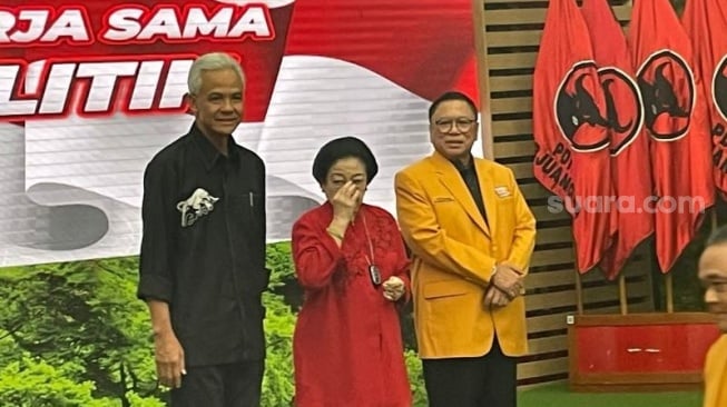 Ketua Umum PDI Perjuangan Megawati Soekarnoputri dan bakal calon presiden (capres) Ganjar Pranowo usai melakukan pertemuan dengan Ketua Umum Partai Hanura Oesman Sapta Odang alias OSO di Kantor PDI Perjuangan, Jakarta Pusat, Senin (28/8/2023)/ (Suara.com/Bagaskara)