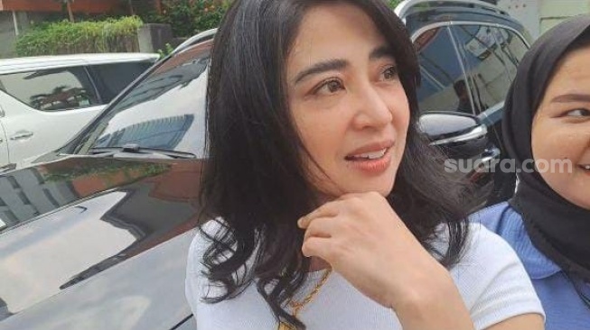 Dewi Perssik di kawasan Kapten P. Tendean, Mampang Prapatan, Jakarta Selatan pada Senin (28/8/2023). [Suara.com/Tiara Rosana]