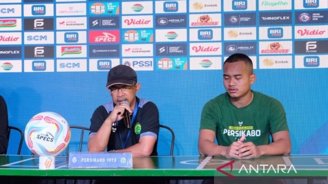 Pelatih Kepala Persikabo 1973 Aji Santoso (kiri) bersama pemain Husna Al Malik saat memberikan keterangan pers jelang laga melawan Arema FC di Stadion Kapten I Wayan Dipta, Kabupaten Gianyar, Bali, Minggu (27/8/2023). ANTARA/Dewa Ketut Sudiarta Wiguna